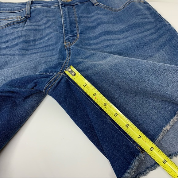 Nine West Mid Rise Bermuda Medium Wash Jean Shorts With Raw Fringe Hem New Nwt - Picture 16 of 16